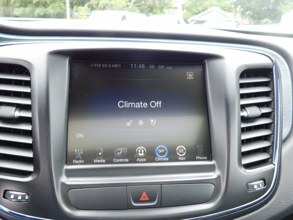 2015 Chrysler 200 photo 10