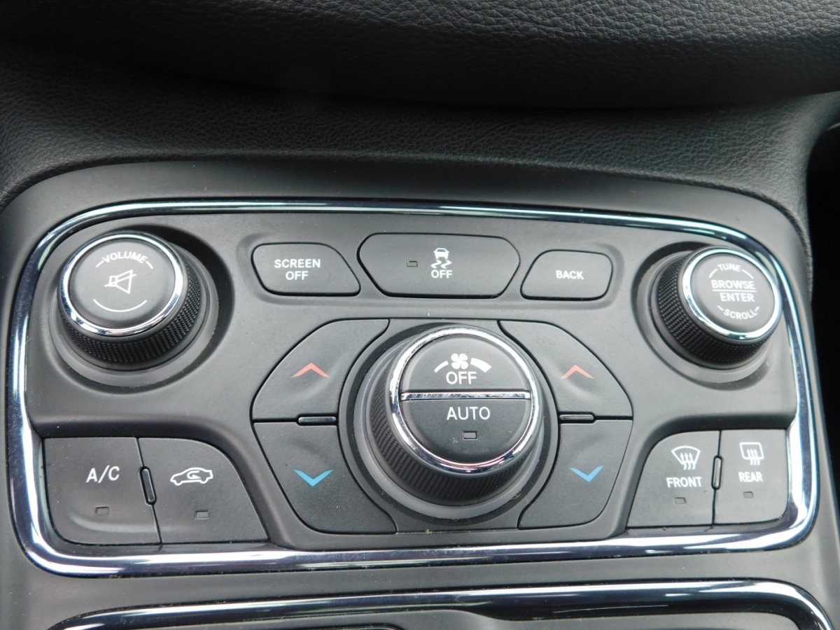 2015 Chrysler 200 photo 11