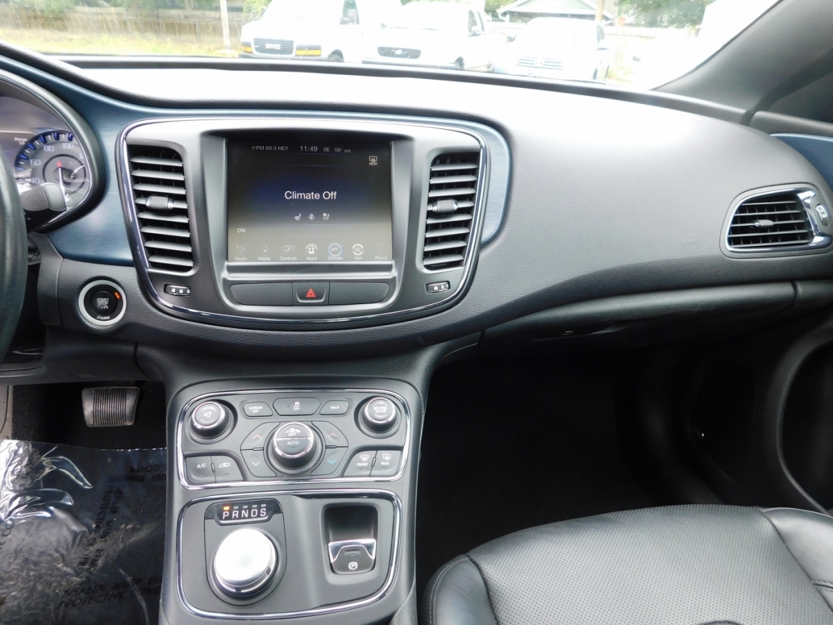 2015 Chrysler 200 photo 14