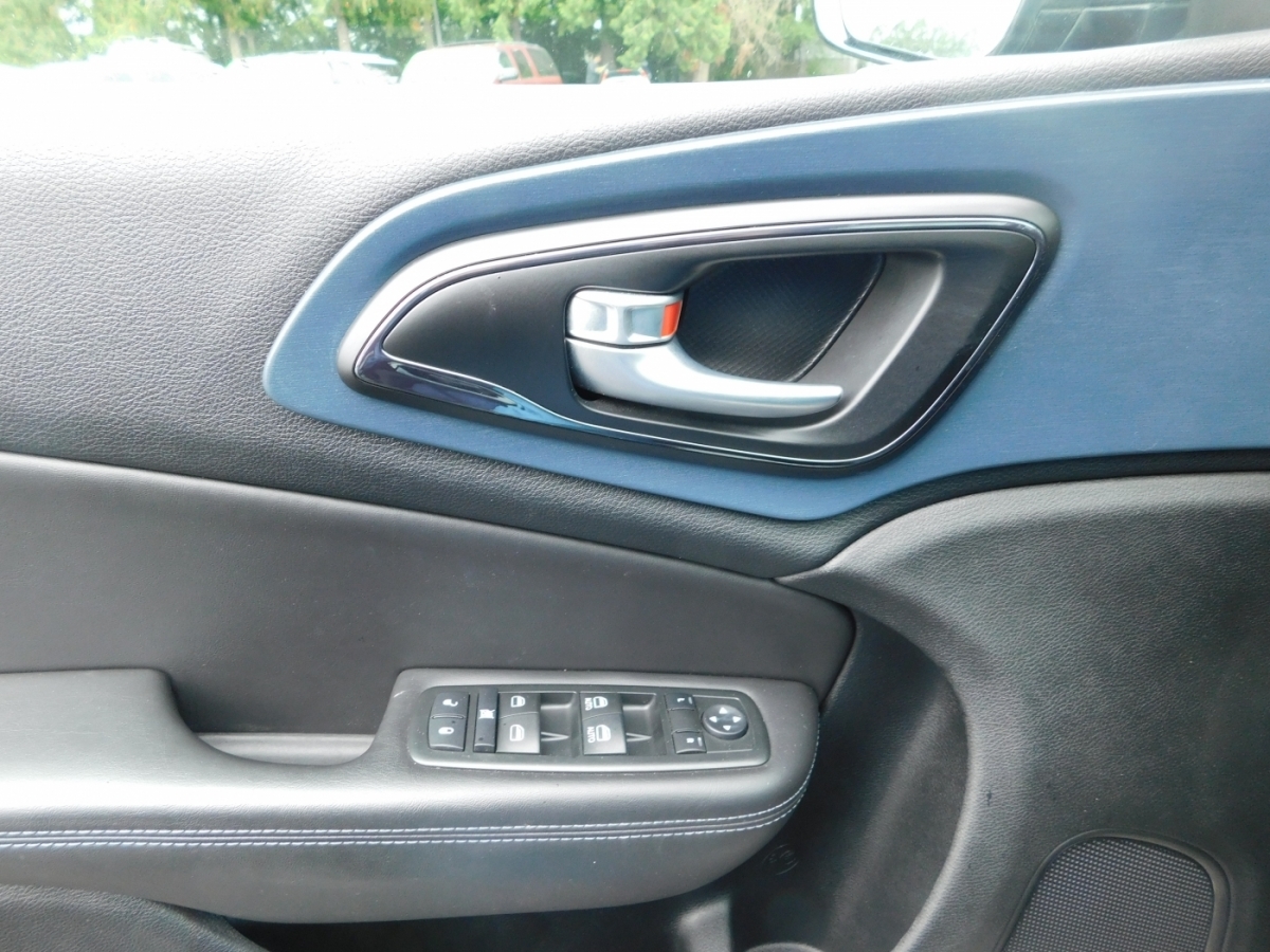 2015 Chrysler 200 photo 15