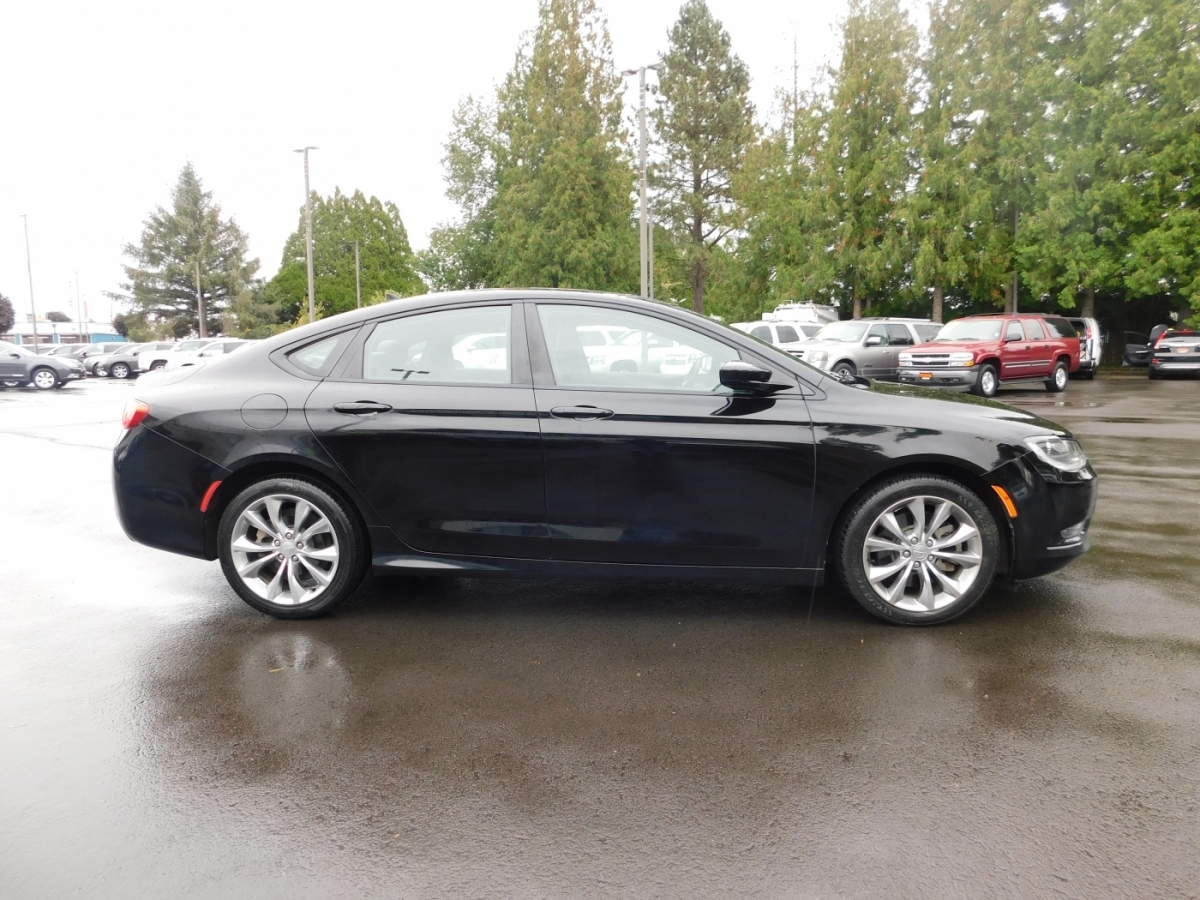 2015 Chrysler 200 photo 17