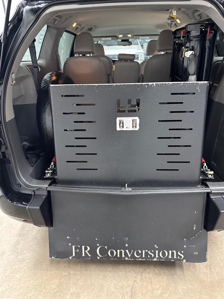 Toyota Sienna LE 7-Passenger Mobility Auto Access 2020