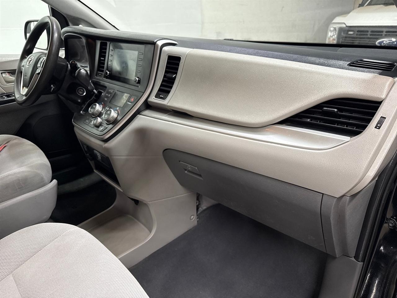 Toyota Sienna LE 7-Passenger Mobility Auto Access 2020