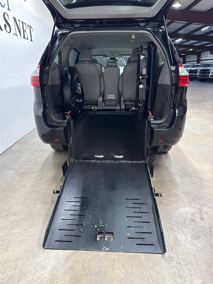 Toyota Sienna LE 7-Passenger Mobility Auto Access 2020