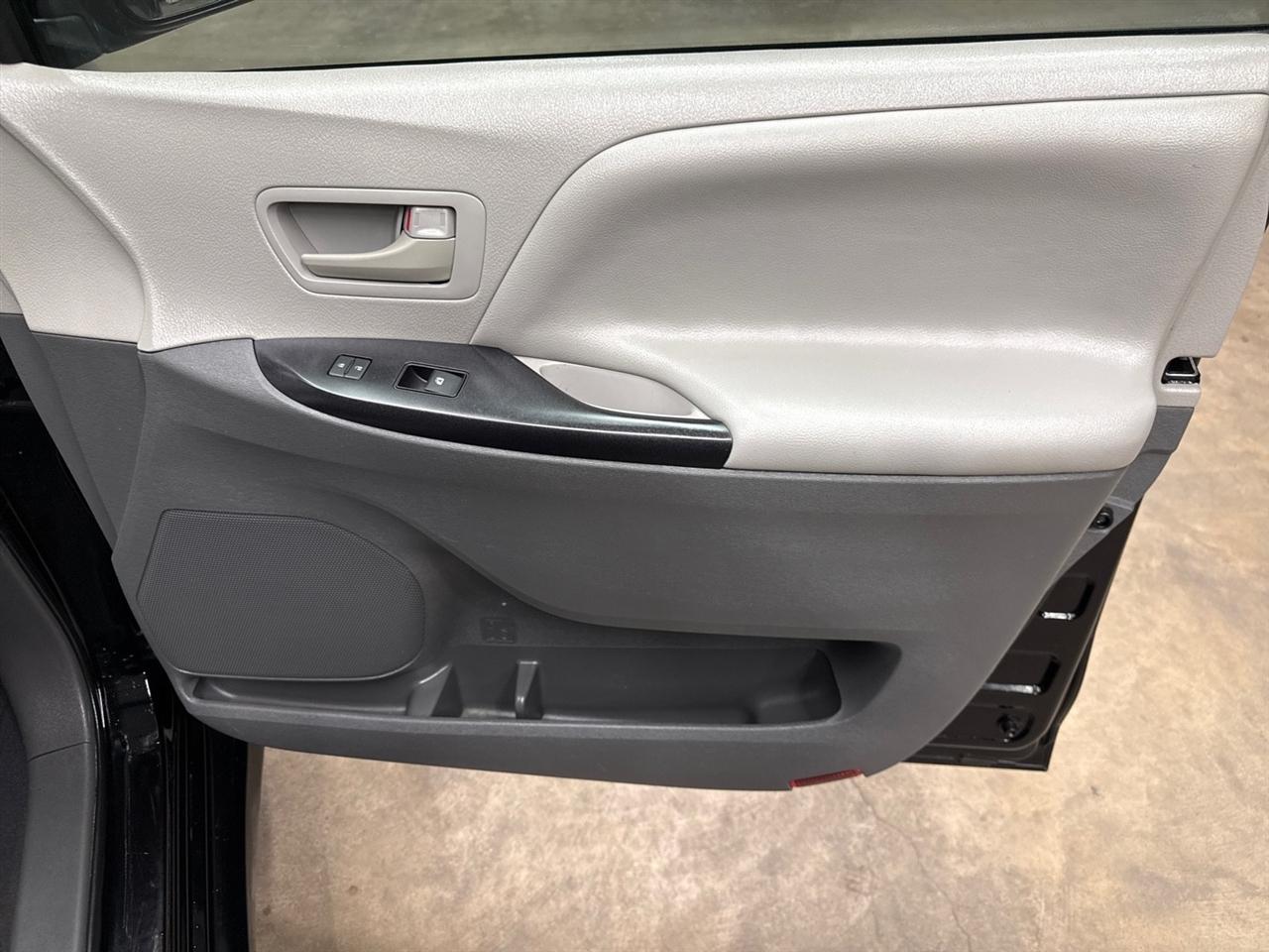 Toyota Sienna LE 7-Passenger Mobility Auto Access 2020