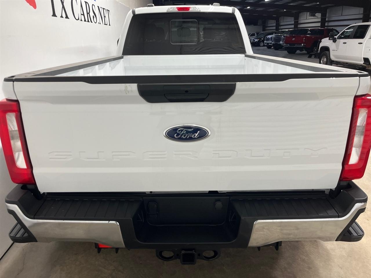 Ford F-350 SD Platinum Crew Cab Long Box 4WD DRW 2023