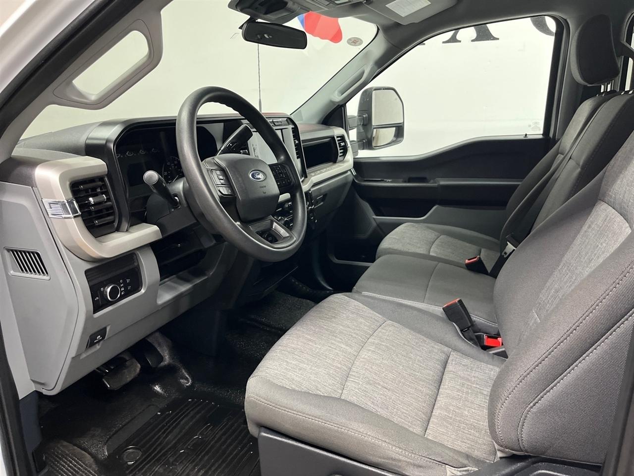 Ford F-350 SD Platinum Crew Cab Long Box 4WD DRW 2023