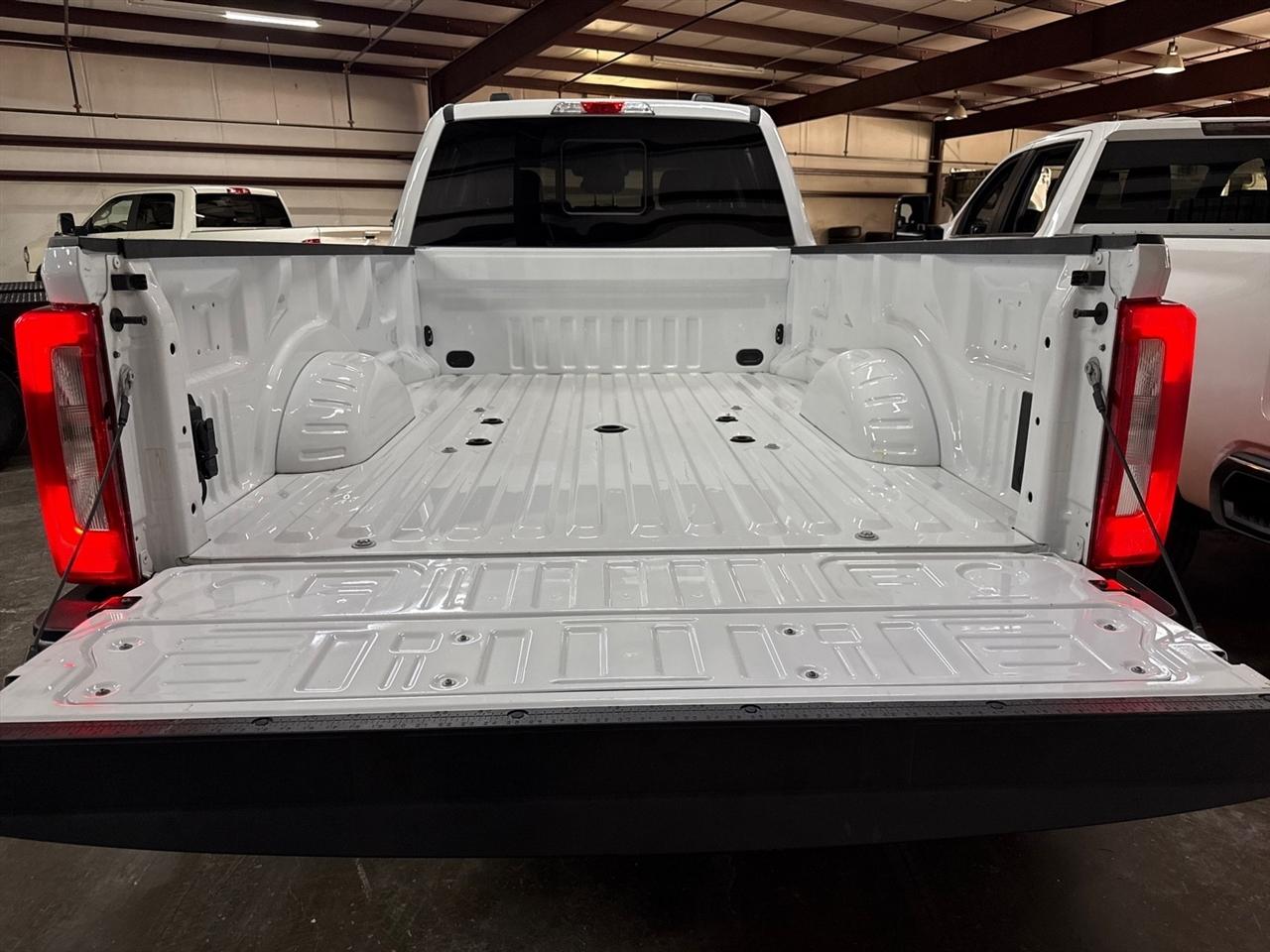 Ford F-350 SD Platinum Crew Cab Long Box 4WD DRW 2023