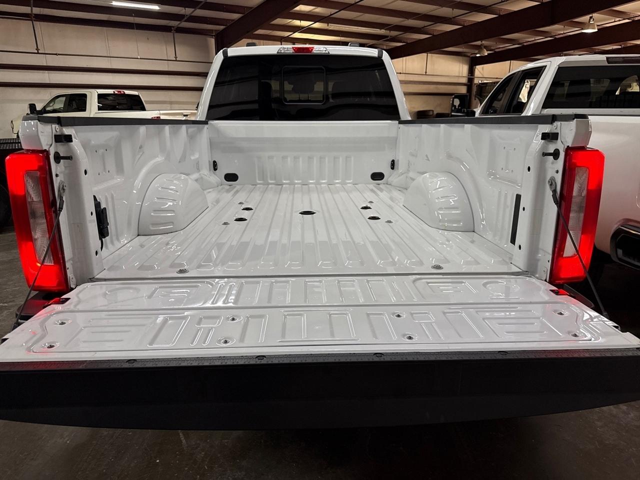 Ford F-350 SD Platinum Crew Cab Long Box 4WD DRW 2023