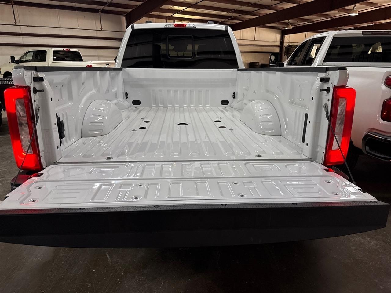 Ford F-350 SD Platinum Crew Cab Long Box 4WD DRW 2023