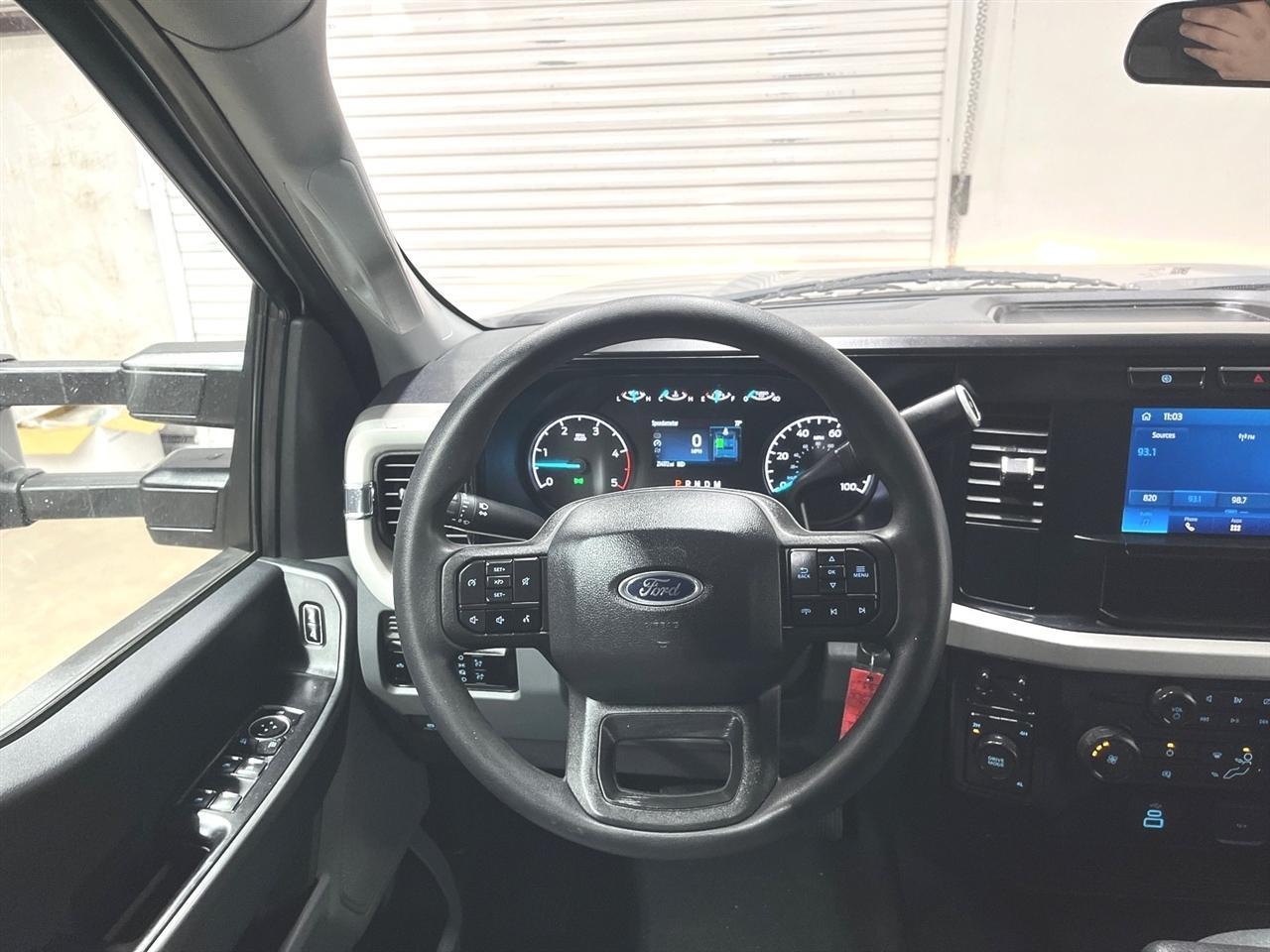 Ford F-350 SD XLT Crew Cab Long Bed DRW 4WD 2024
