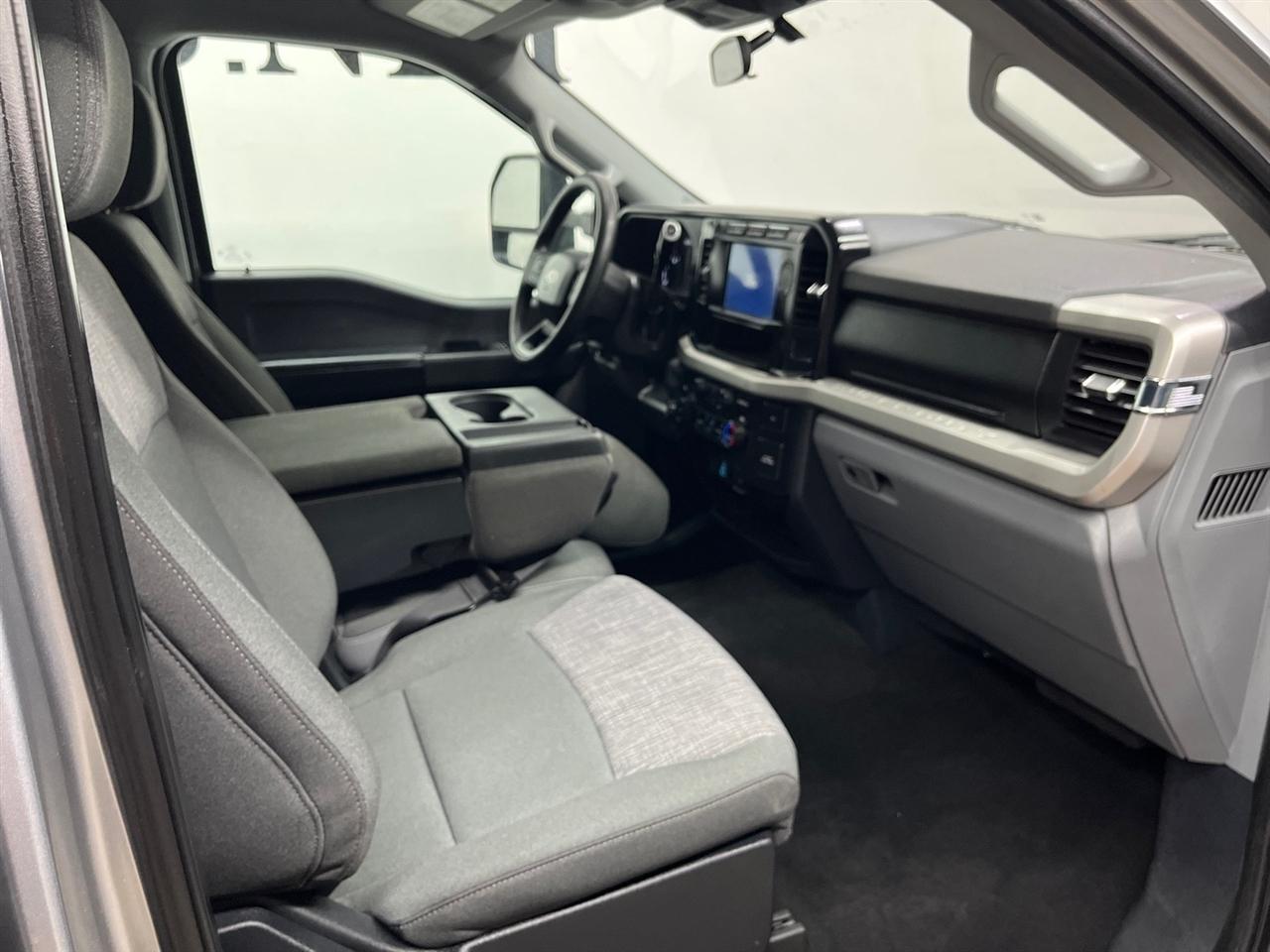 Ford F-350 SD XLT Crew Cab Long Bed DRW 4WD 2024