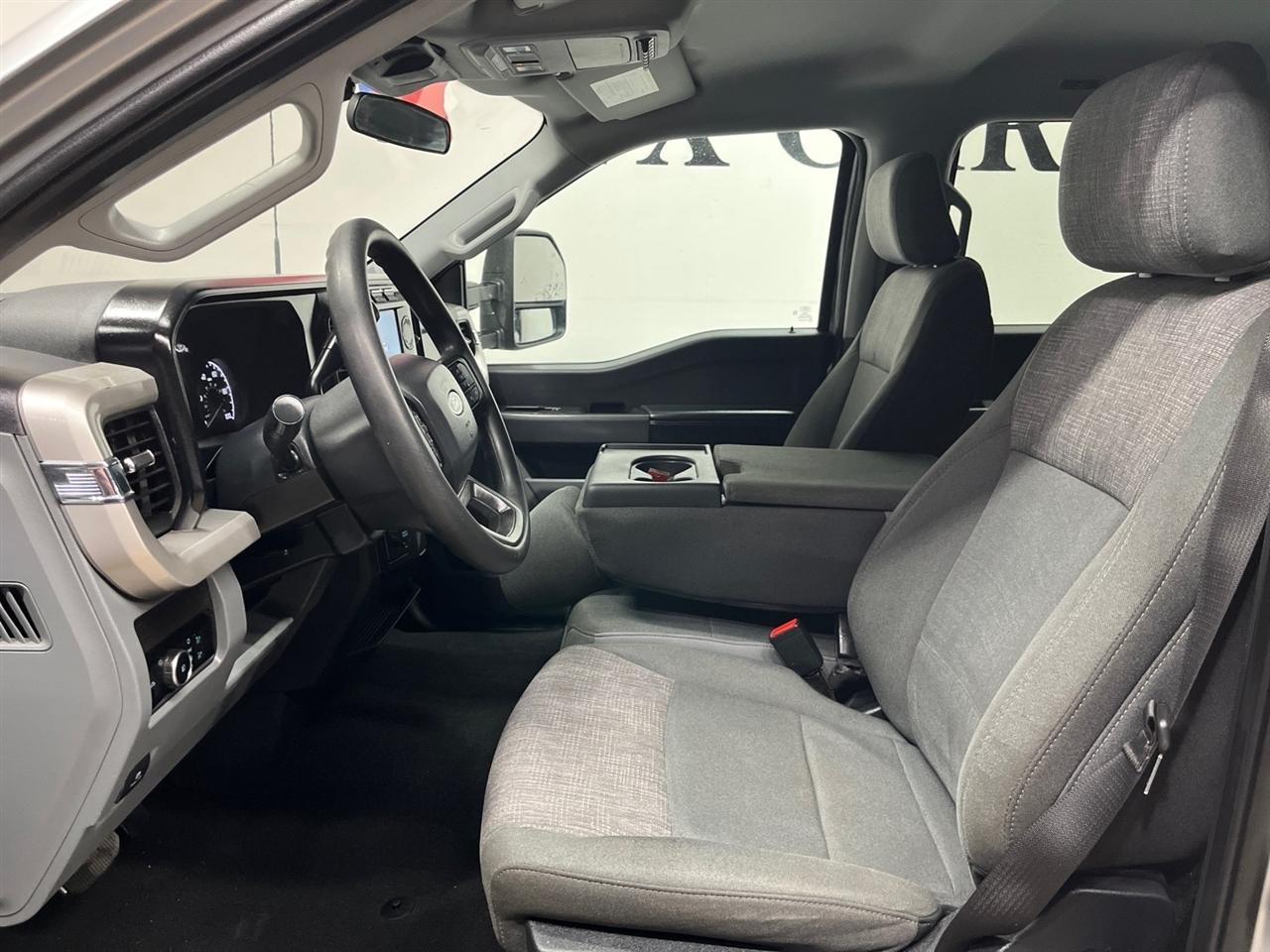 Ford F-350 SD XLT Crew Cab Long Bed DRW 4WD 2024