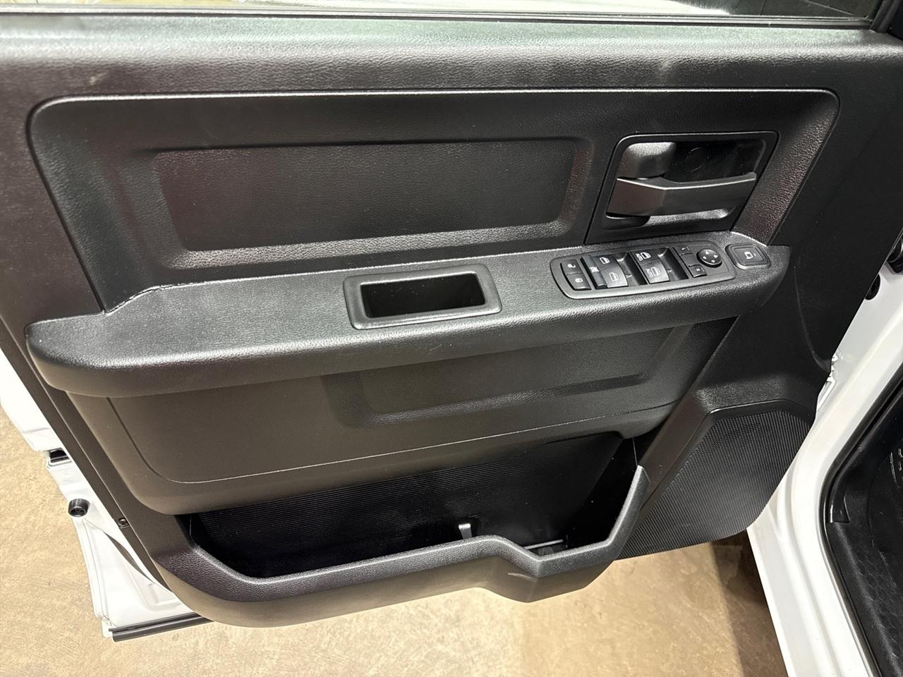 RAM 3500 Tradesman Crew Cab 4WD DRW 2024