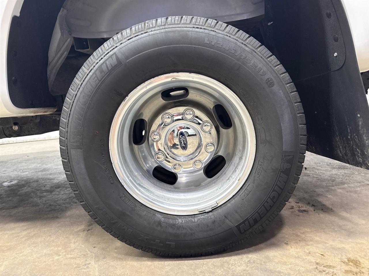 Ford F-350 SD Platinum Crew Cab Long Box 4WD DRW 2024