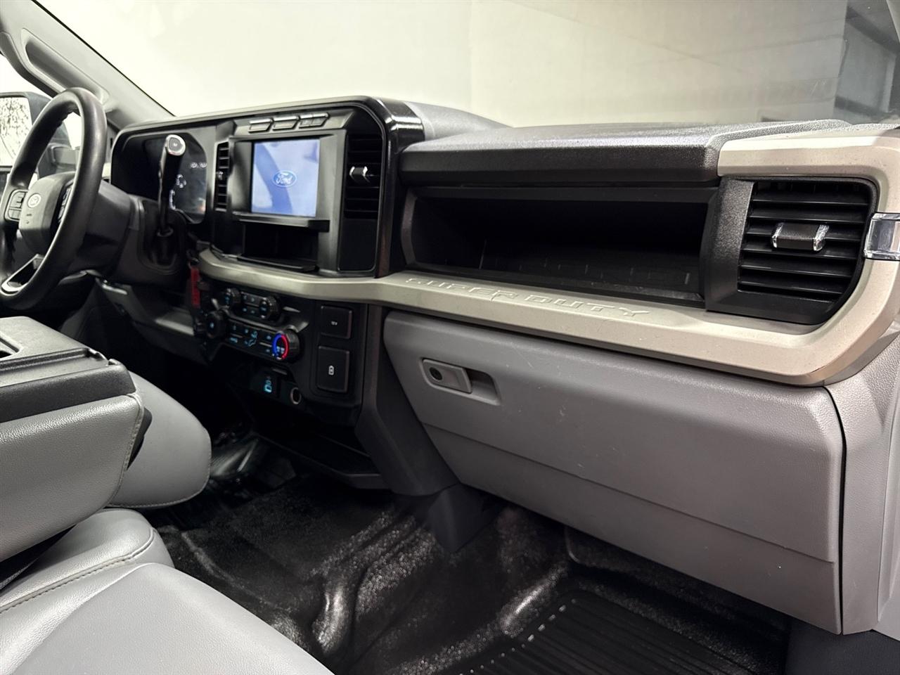 Ford F-350 SD XLT Crew Cab Long Bed DRW 4WD 2024