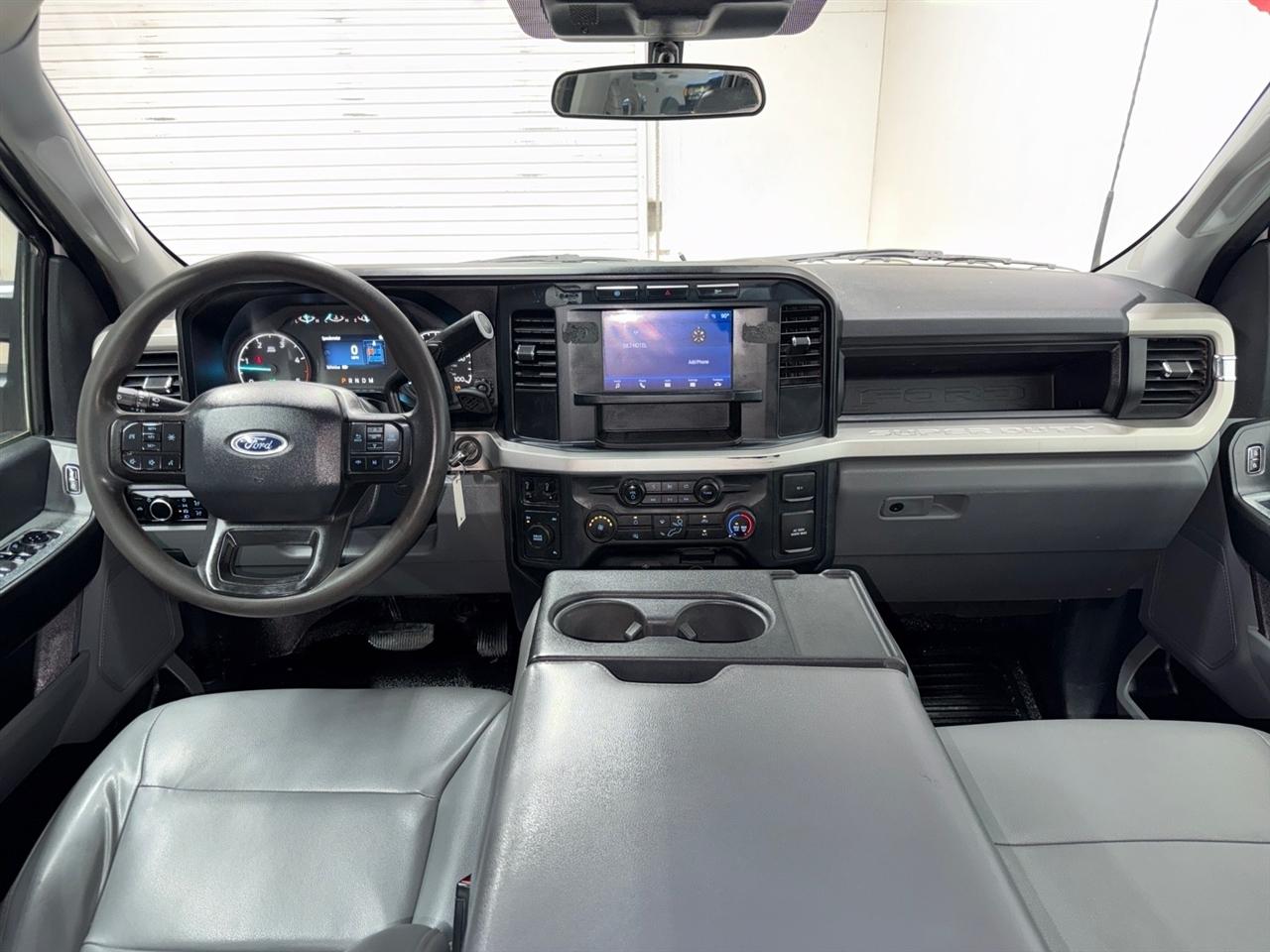 Ford F-350 SD XL Crew Cab Long Bed DRW 4WD 2023