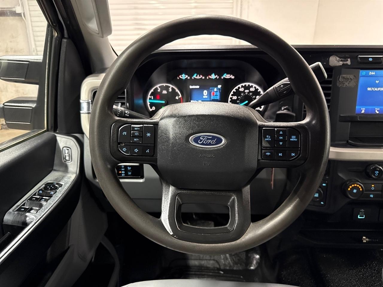 Ford F-350 SD XL Crew Cab Long Bed DRW 4WD 2023