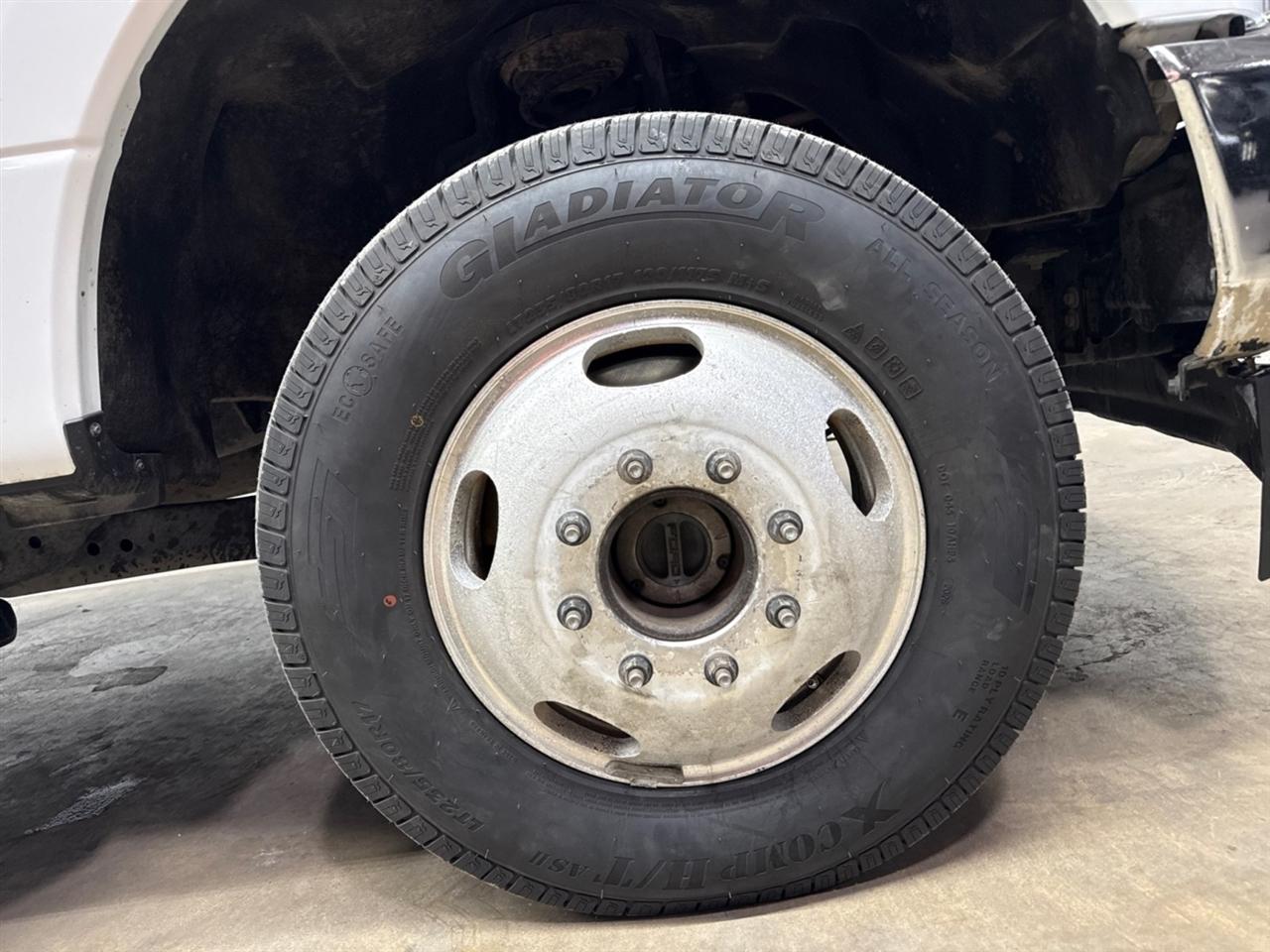 Ford F-350 SD XL Crew Cab Long Bed DRW 4WD 2022