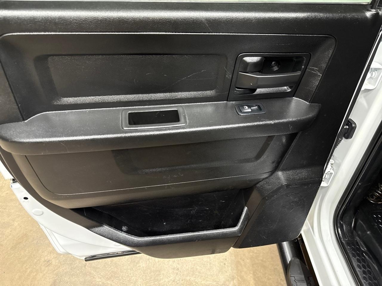 RAM 3500 Tradesman Crew Cab 4WD DRW 2023
