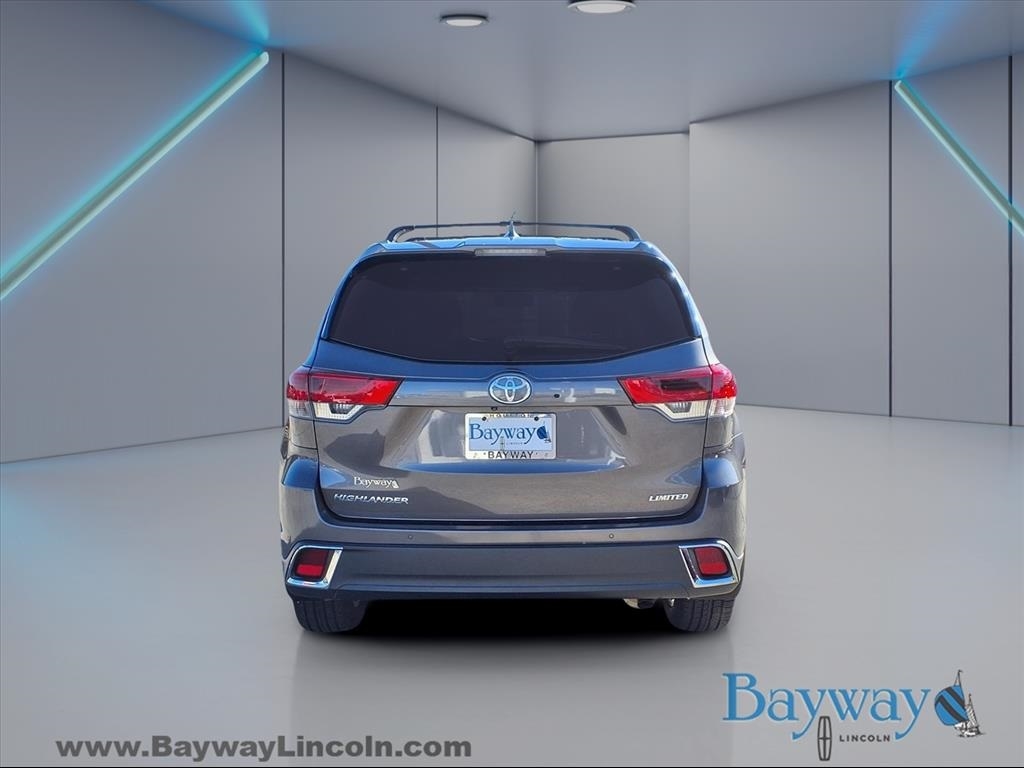 Toyota Highlander Limited Platinum FWD V6 2017 Toyota Highlander Limited Platinum FWD V6 2017