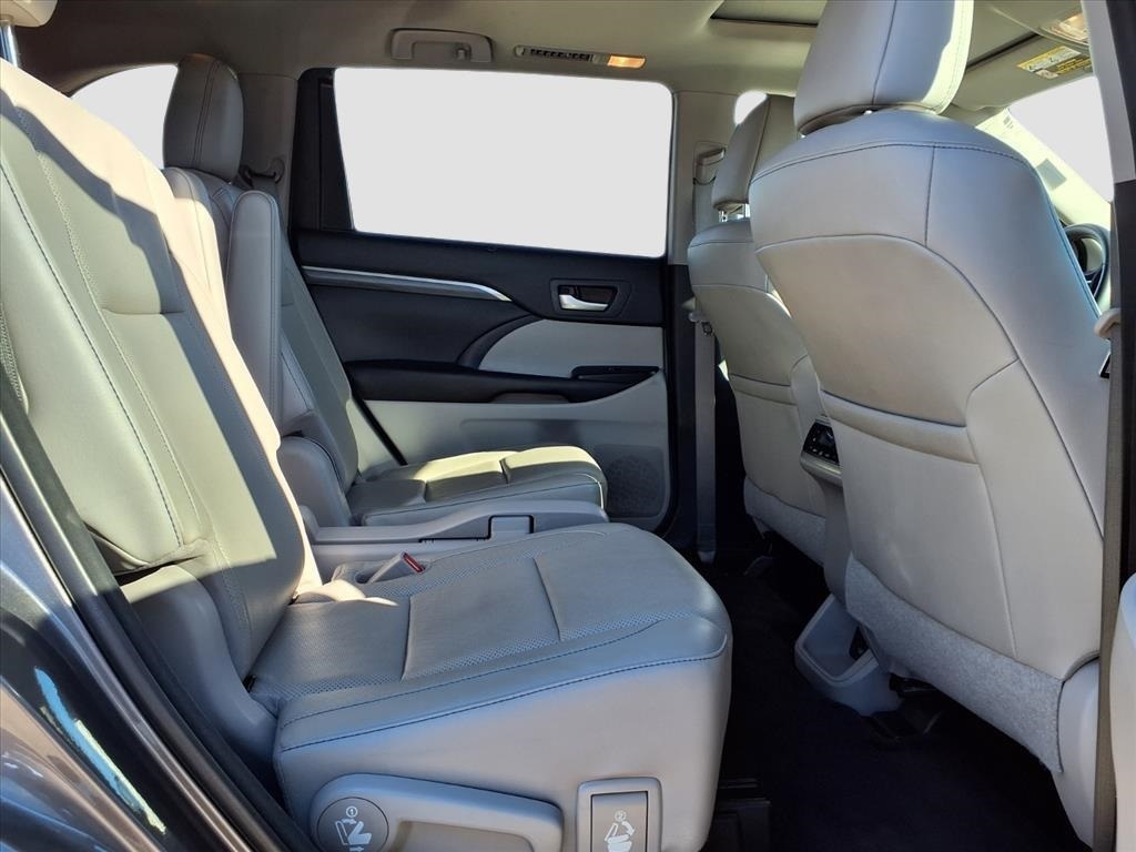 Toyota Highlander Limited Platinum FWD V6 2017 Toyota Highlander Limited Platinum FWD V6 2017