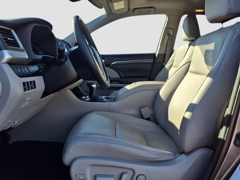 Toyota Highlander Limited Platinum FWD V6 2017 Toyota Highlander Limited Platinum FWD V6 2017