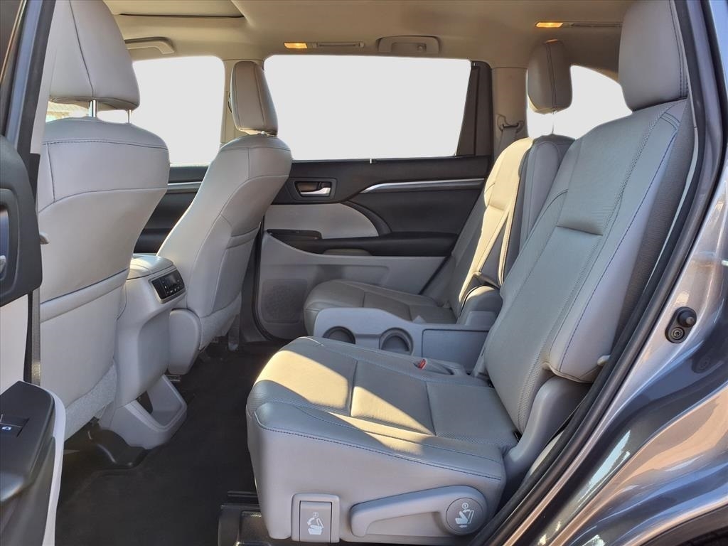 Toyota Highlander Limited Platinum FWD V6 2017 Toyota Highlander Limited Platinum FWD V6 2017