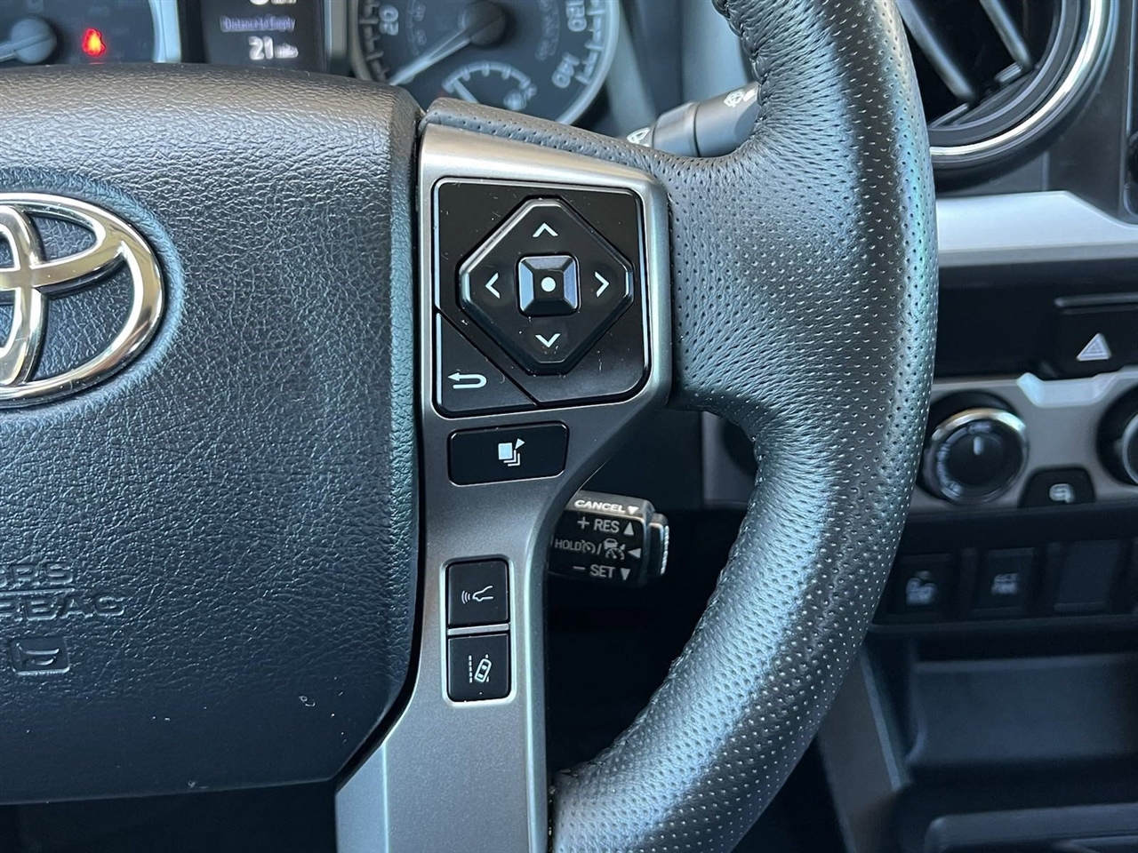 Toyota Tacoma SR5 Double Cab Long Bed V6 6AT 4WD 2023 Toyota Tacoma SR5 Double Cab Long Bed V6 6AT 4WD 2023