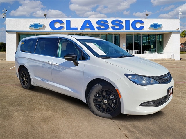 2024 Chrysler Voyager LX