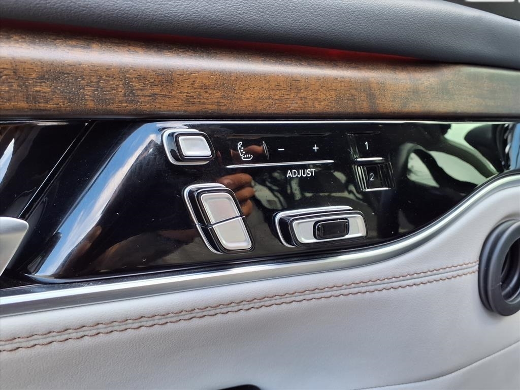 Jeep Grand Wagoneer Series II 4WD 2023