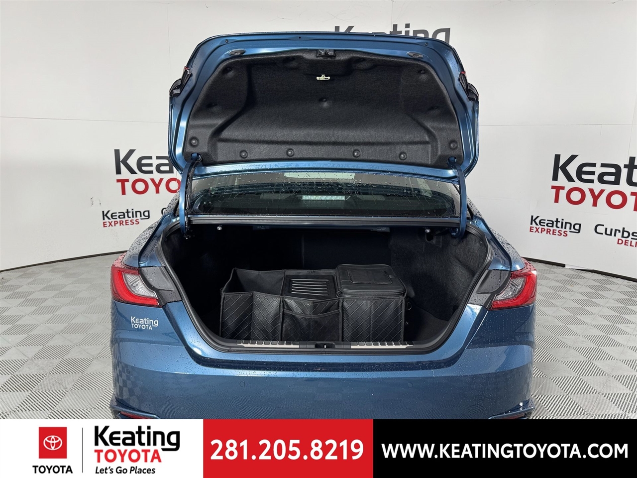 Toyota Camry Hybrid XLE 2026