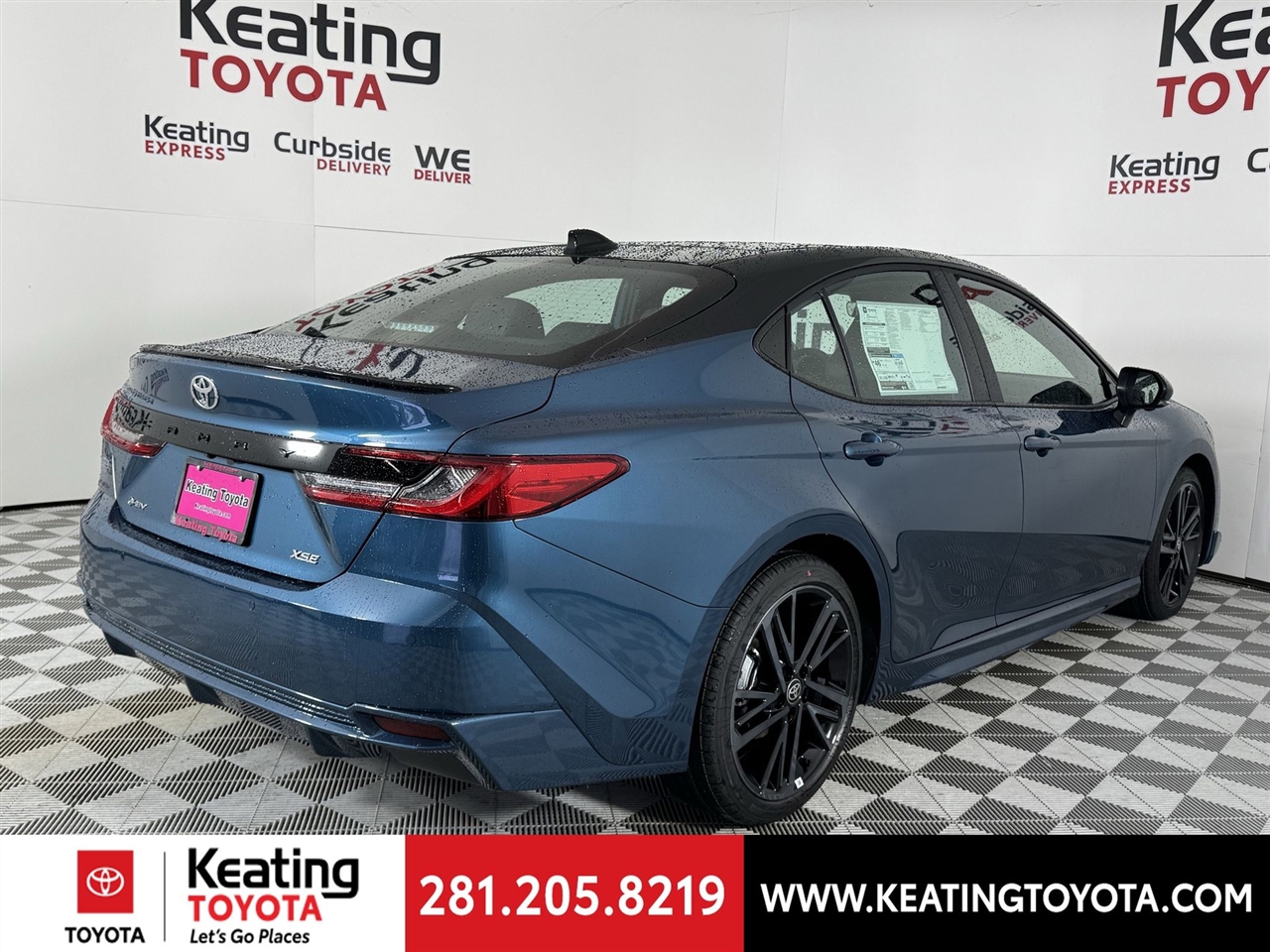 Toyota Camry Hybrid XLE 2026