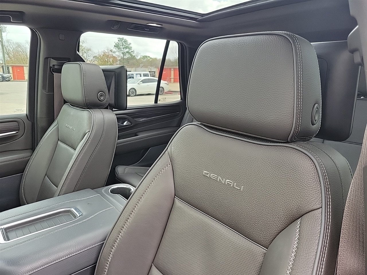 GMC Yukon Denali 4WD 2023