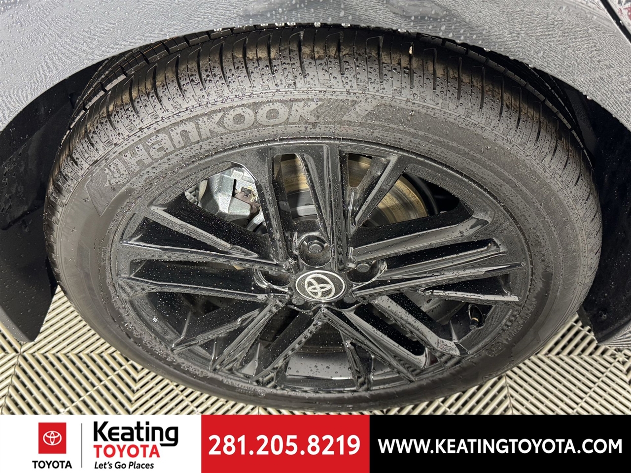 Toyota Camry Hybrid XLE 2025