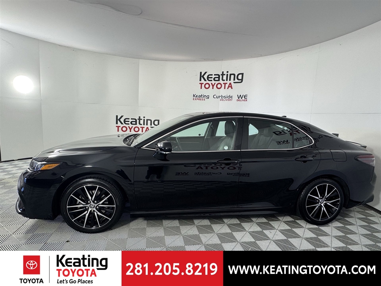 Toyota Camry SE 2023