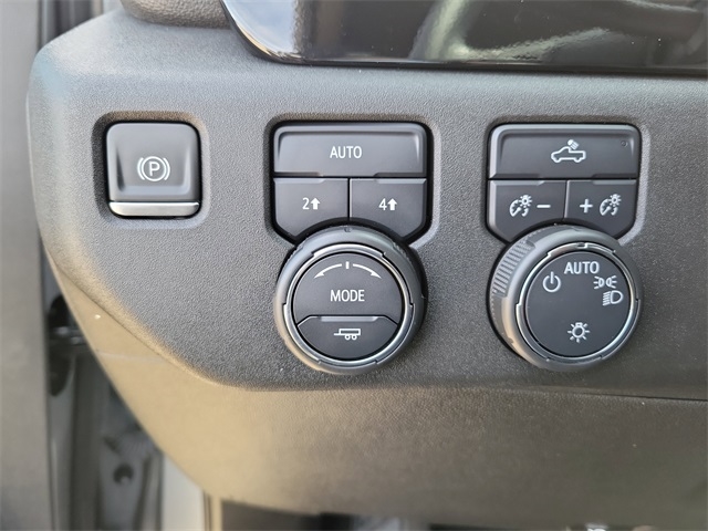 Chevrolet Silverado 1500 LT-L Crew Cab 4WD 2023