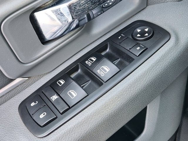 RAM 1500 SLT Quad Cab 4WD 2017