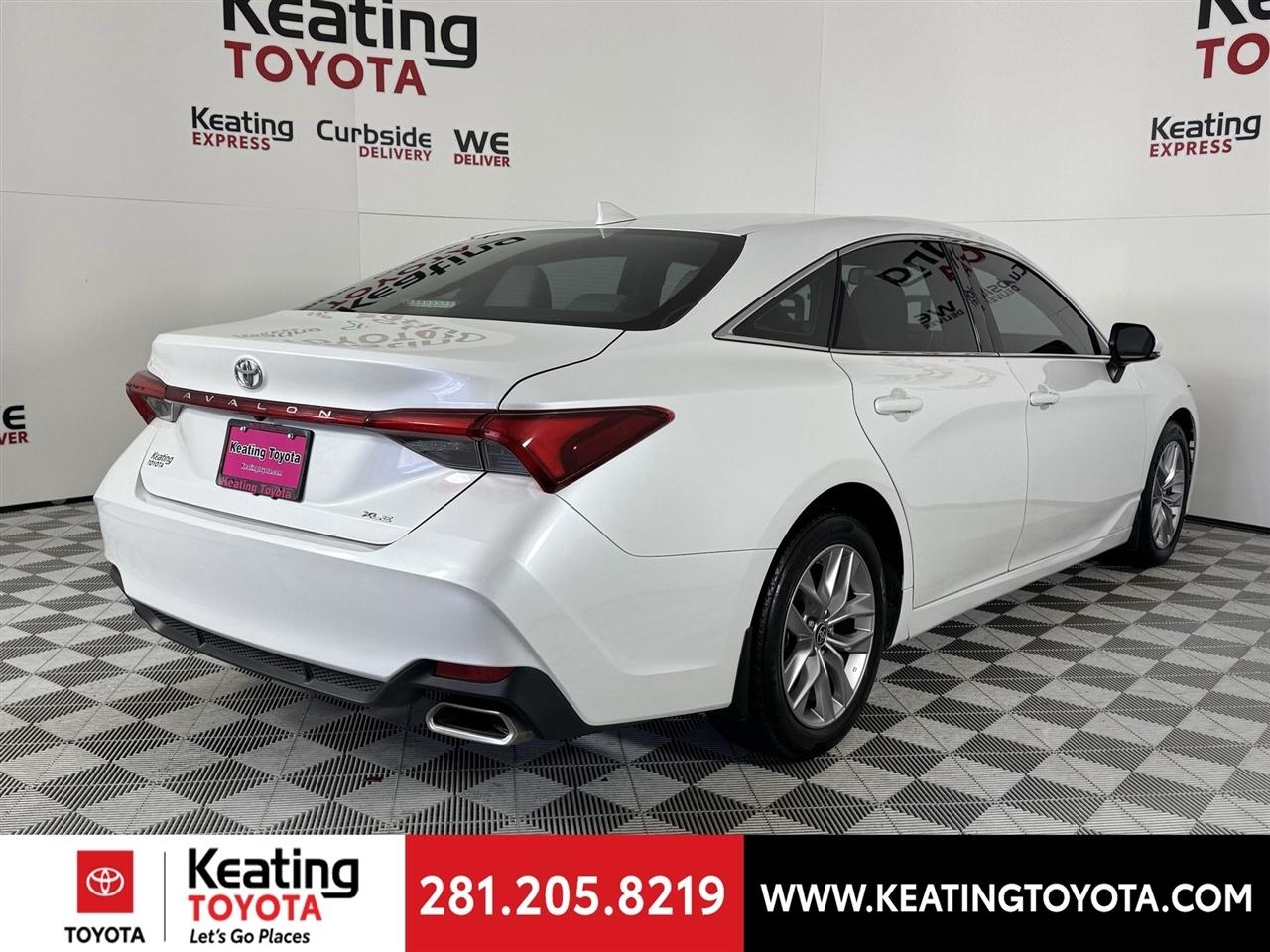 Toyota Avalon XLE 2022