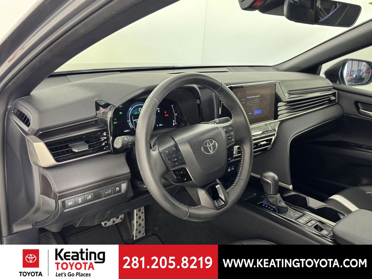 Toyota Camry Hybrid XLE 2025