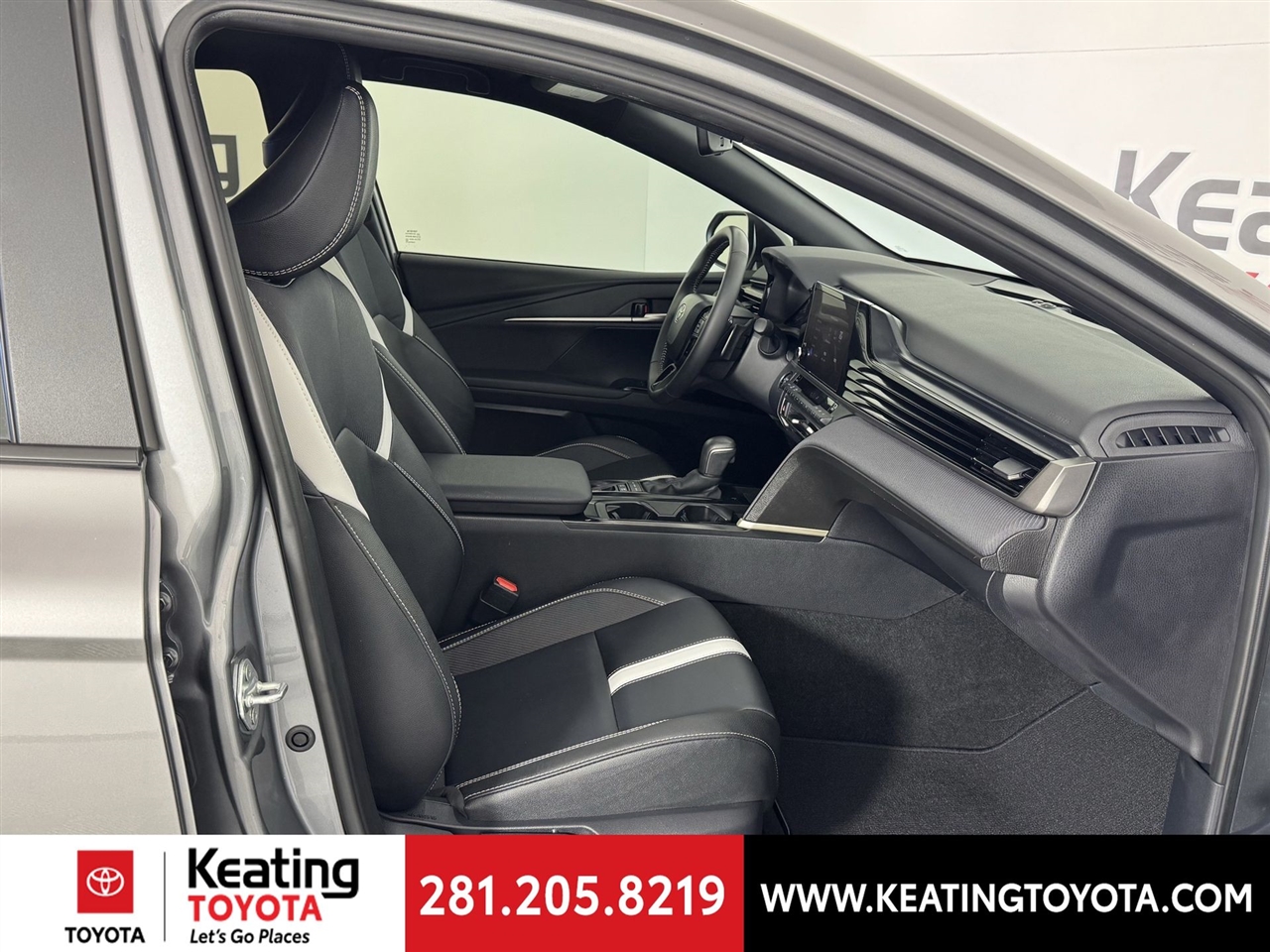 Toyota Camry Hybrid XLE 2025