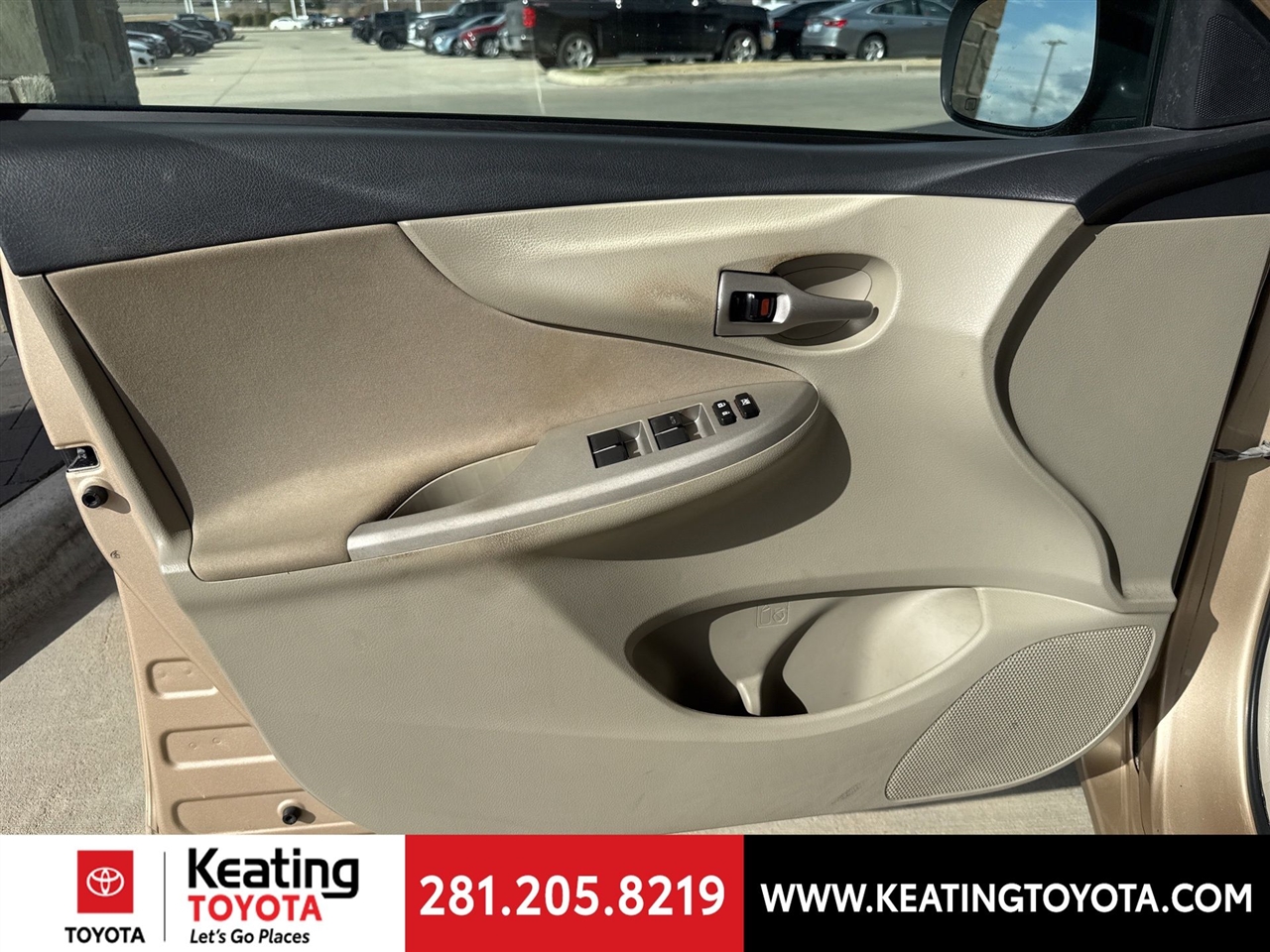 Toyota Corolla LE 4-Speed AT 2011