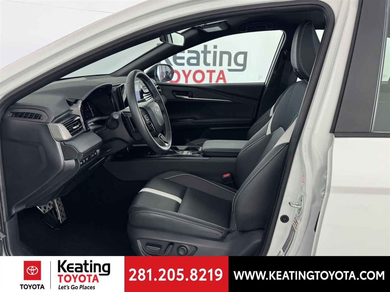 Toyota Camry Hybrid XLE 2025