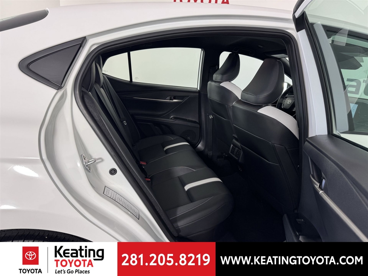 Toyota Camry Hybrid XLE 2025