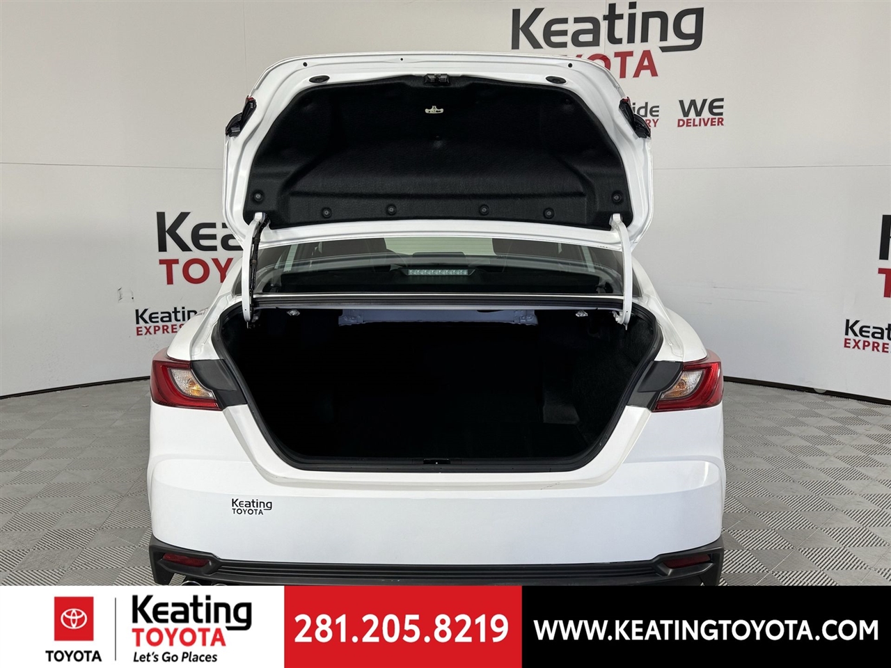 Toyota Camry Hybrid XLE 2025