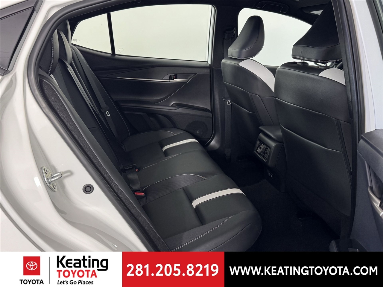 Toyota Camry Hybrid XLE 2025