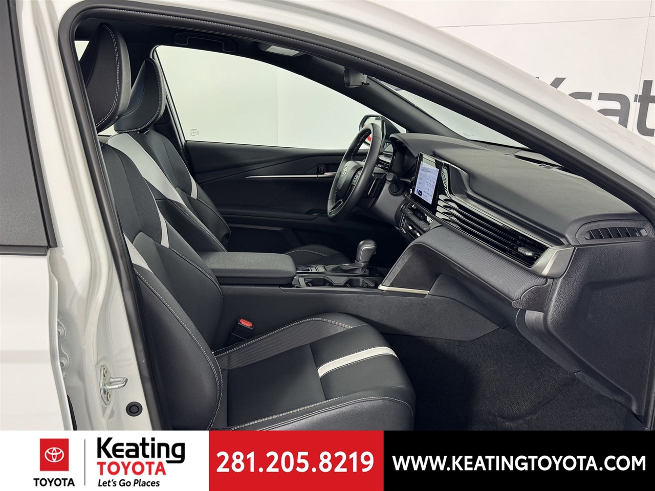 Toyota Camry Hybrid XLE 2025