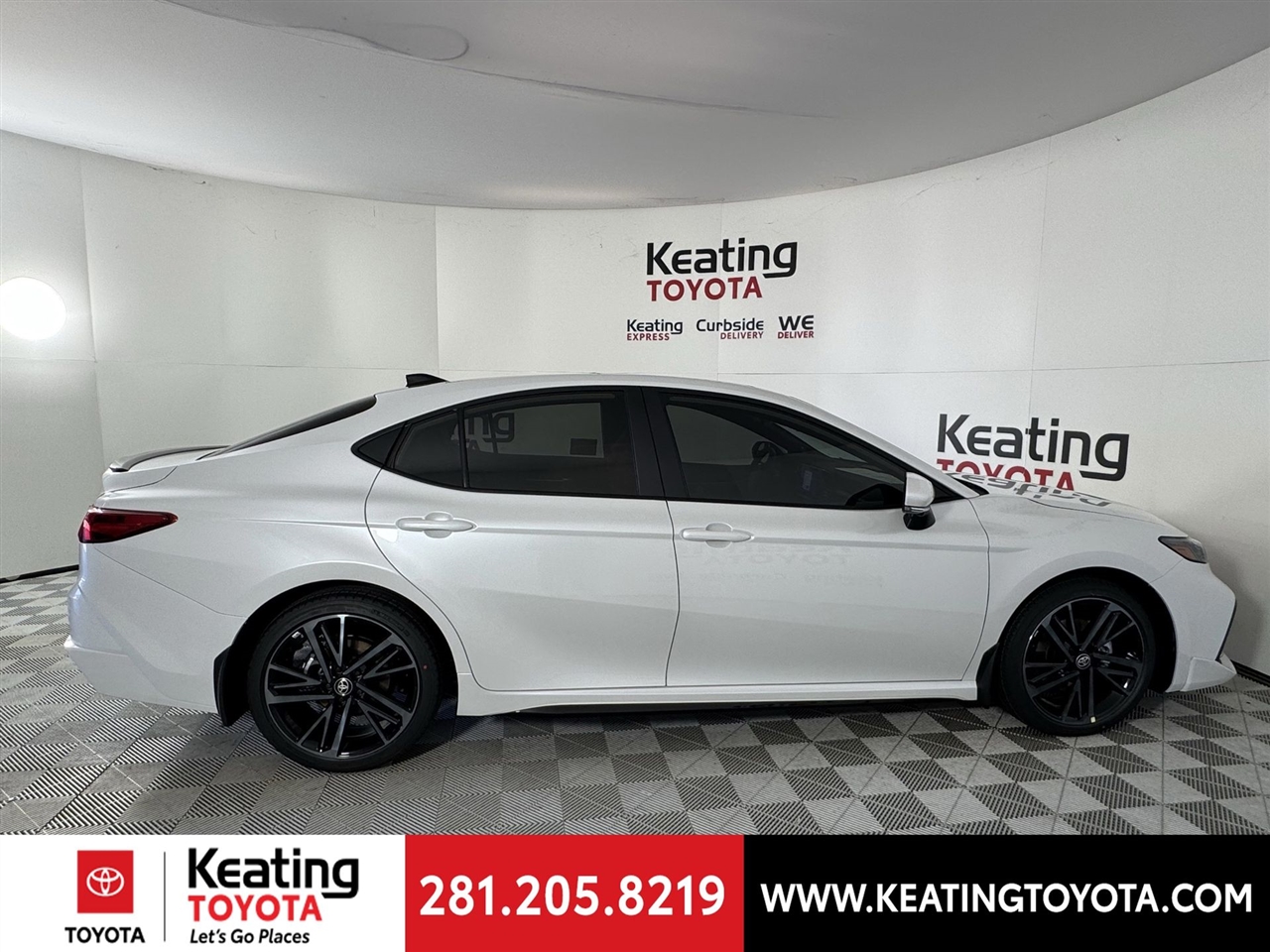 Toyota Camry Hybrid XLE 2026