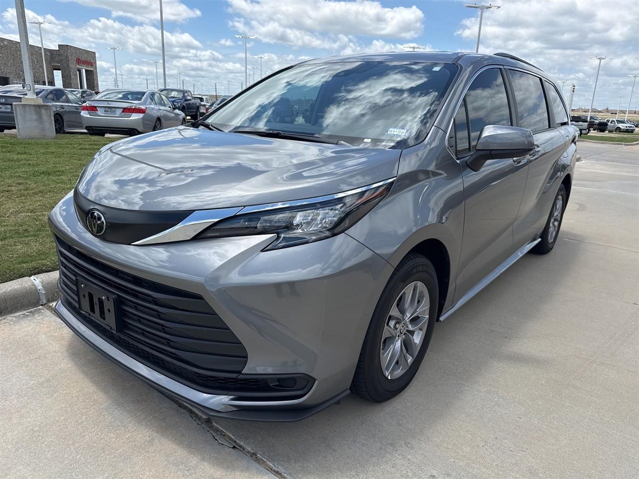 Toyota Sienna LE 8-Passenger 2026