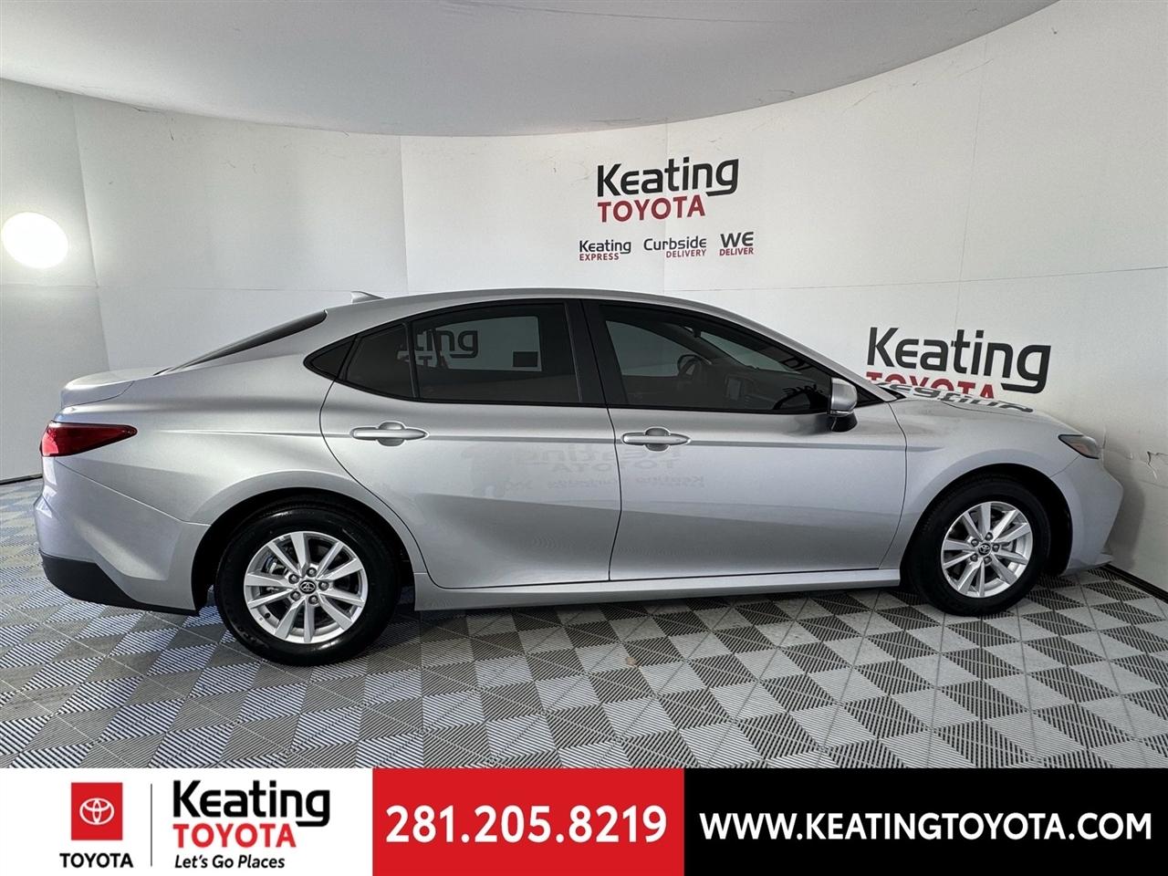 Toyota Camry Hybrid XLE 2026